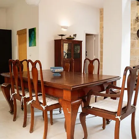 A Pet Friendly With A Rooftop Pool * 加拉